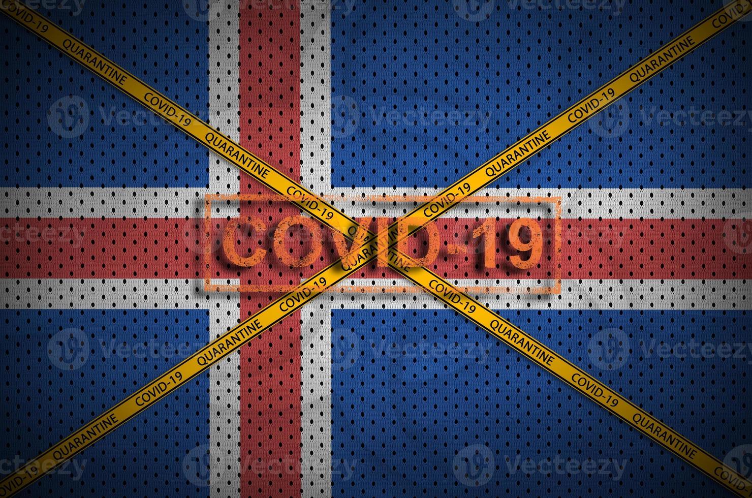 bandeira da islândia e selo covid-19 com cruz de fita de fronteira de quarentena laranja. conceito de vírus coronavírus ou 2019-ncov foto