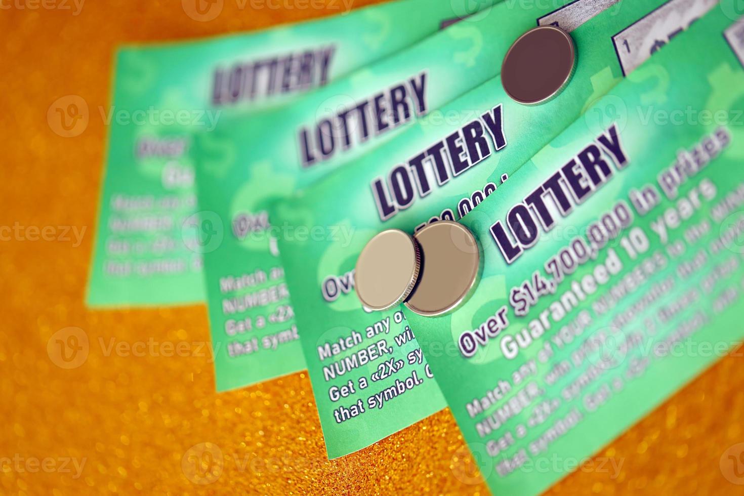 close-up vista de raspadinhas de loteria verde. muitos usavam bilhetes de loteria instantâneos falsos com resultados de jogos de azar. vício em jogos de azar foto