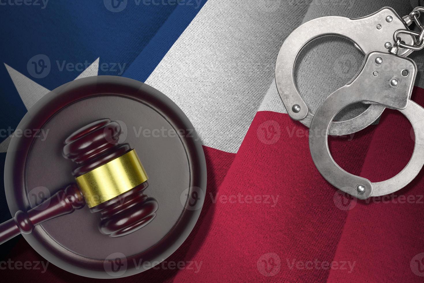 bandeira do estado do texas nos com martelo de juiz e algemas no quarto escuro. conceito de criminoso e punição foto