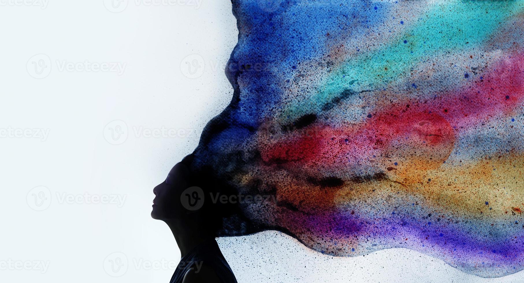 conceito de saúde mental, imaginação e criatividade. foto de silhueta de mulher combinada com aquarela colorida. mente positiva, liberdade, desfrutar e filosofia de vida