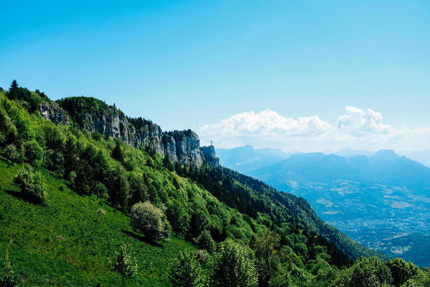 árvores verdes na montanha sob o céu azul foto