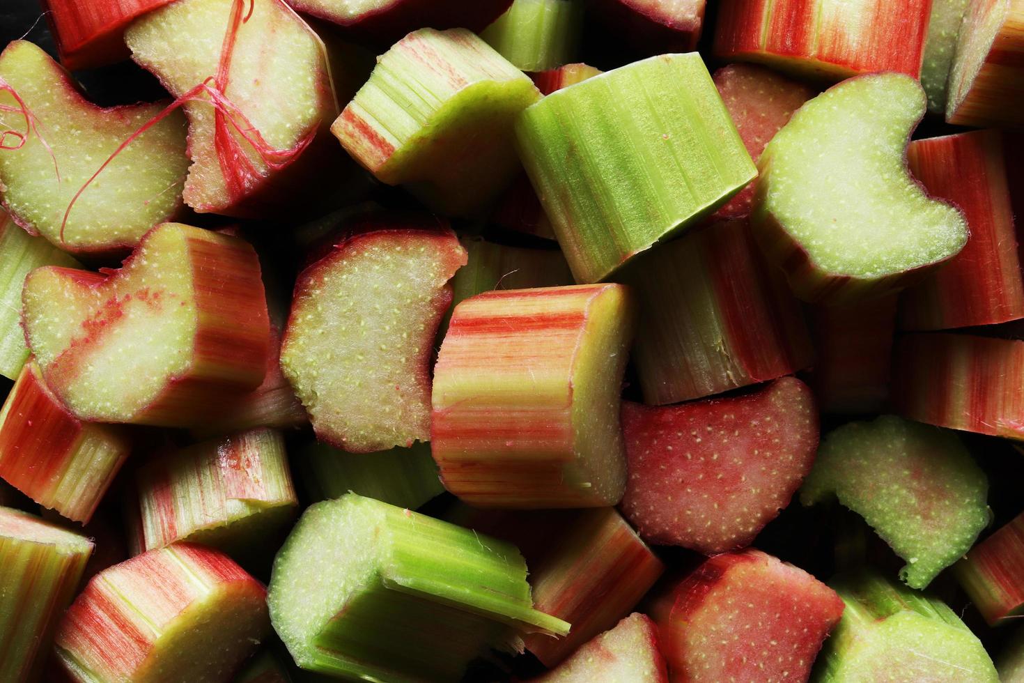 macro fotografia de um monte de caules de ruibarbo orgânico recém-cortados para o fundo de alimentos foto