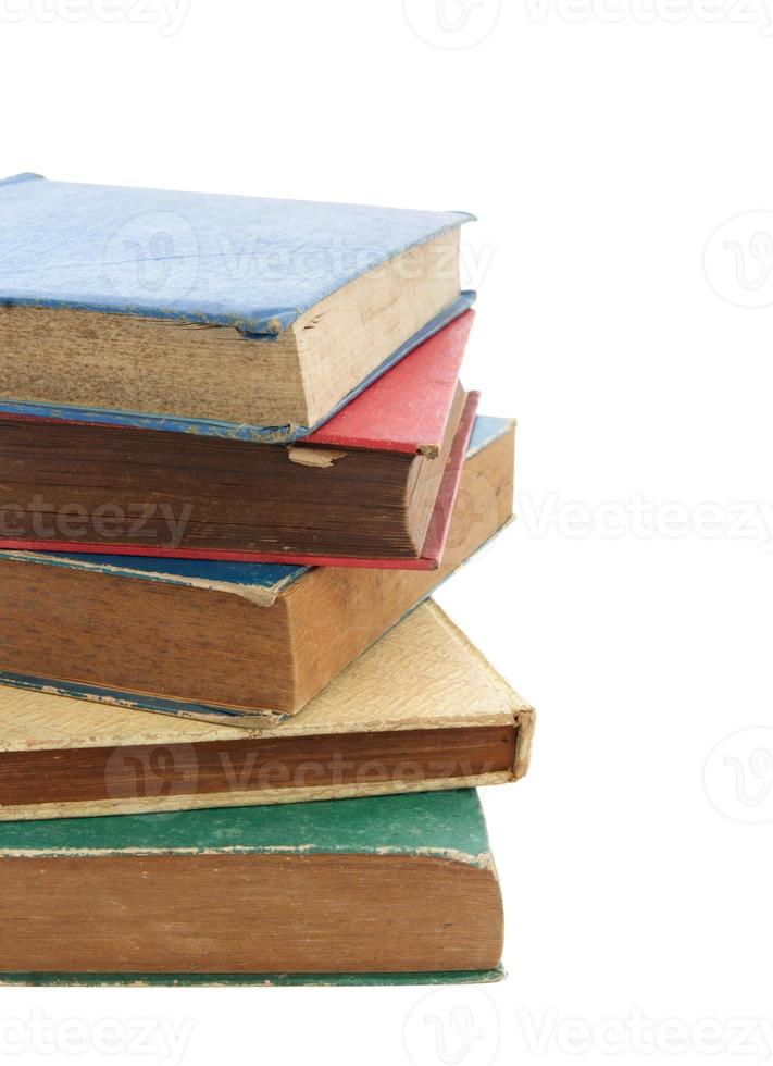 pilha de livros antigos isolados no fundo branco foto