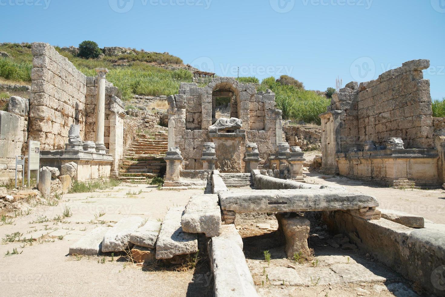 nymphaeum na cidade antiga de perge em antalya, turkiye foto
