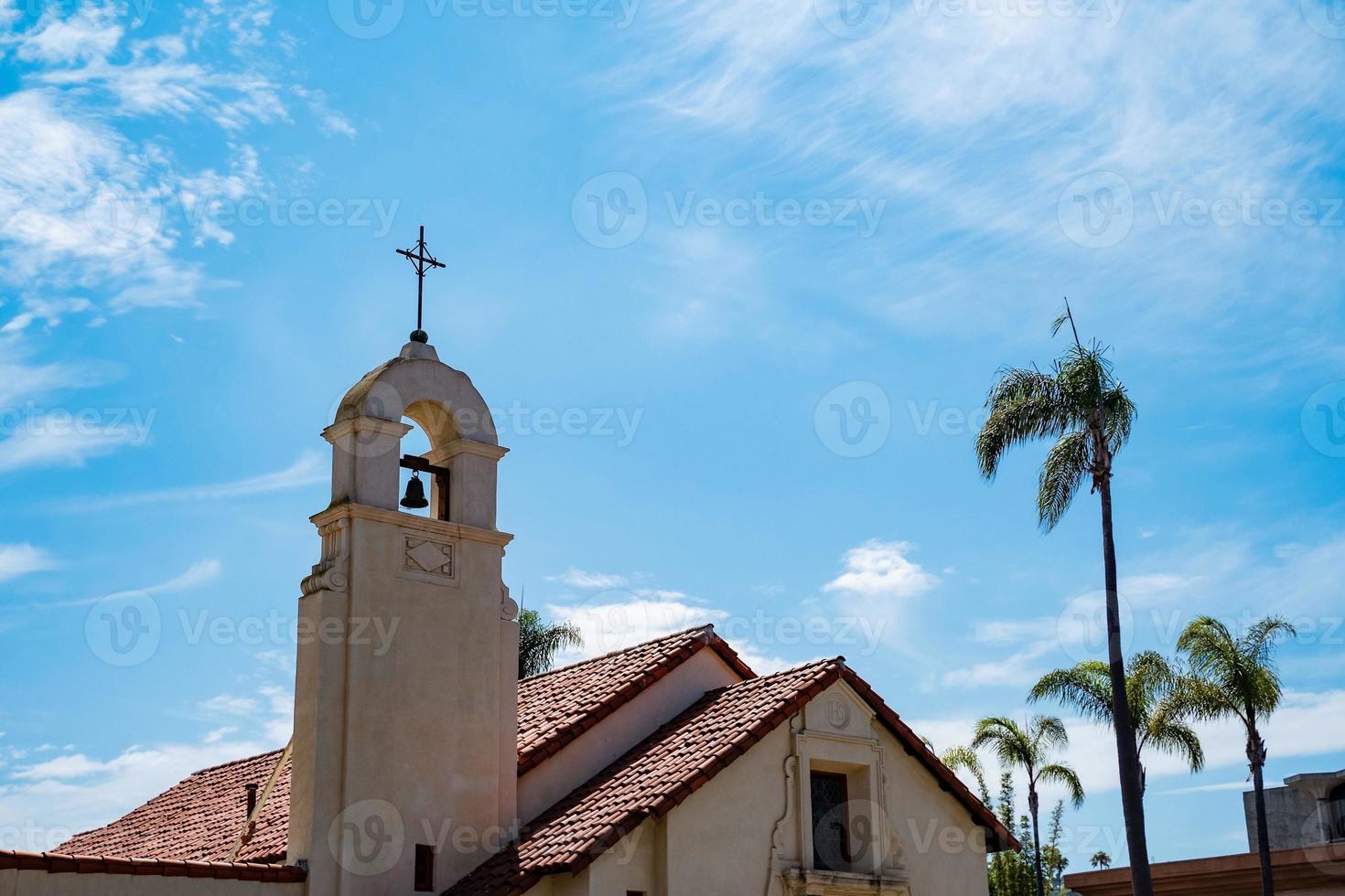 torre do sino da igreja com rpalm foto