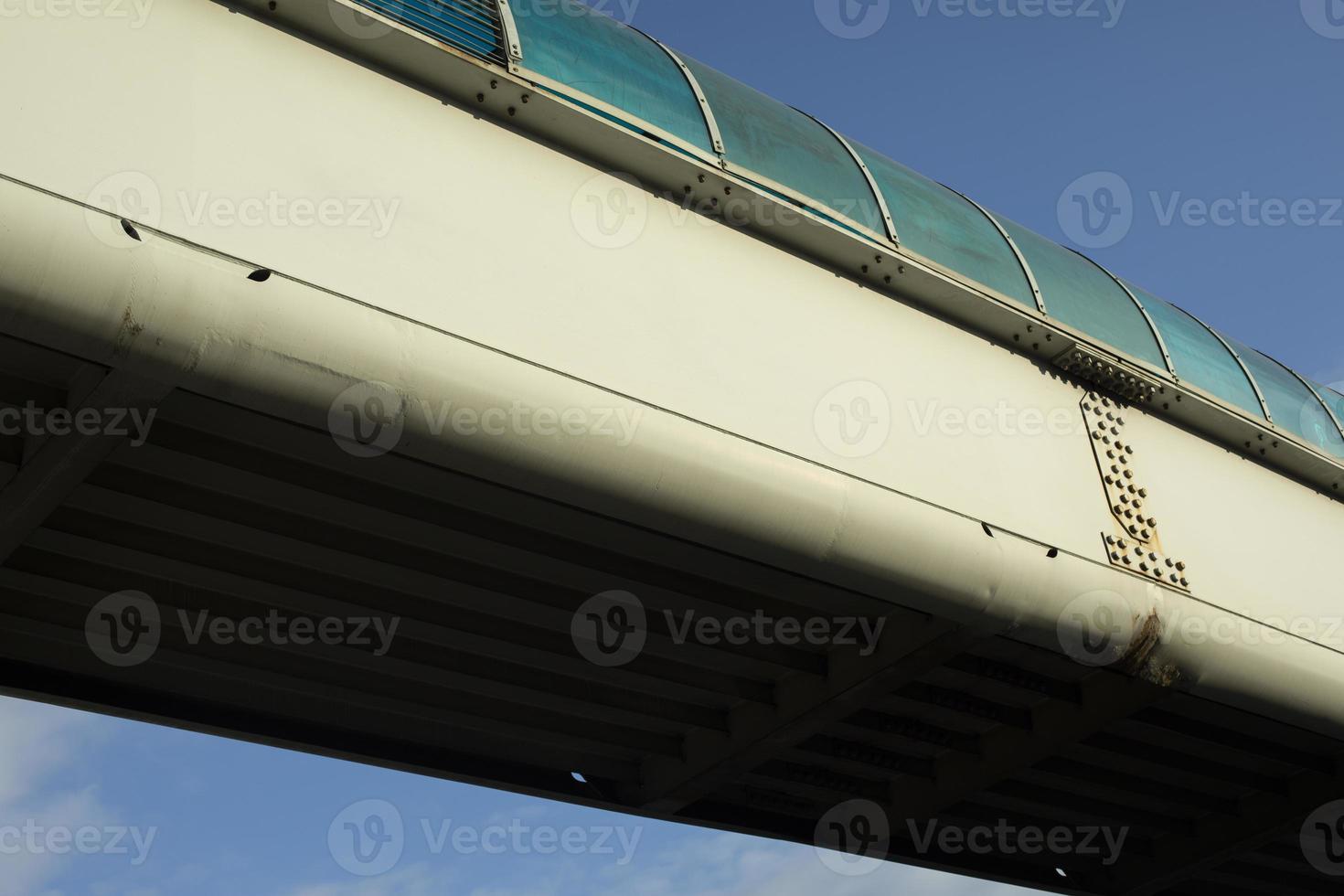 construção do túnel de transporte. túnel para as pessoas. ponte sobre a estrada. foto