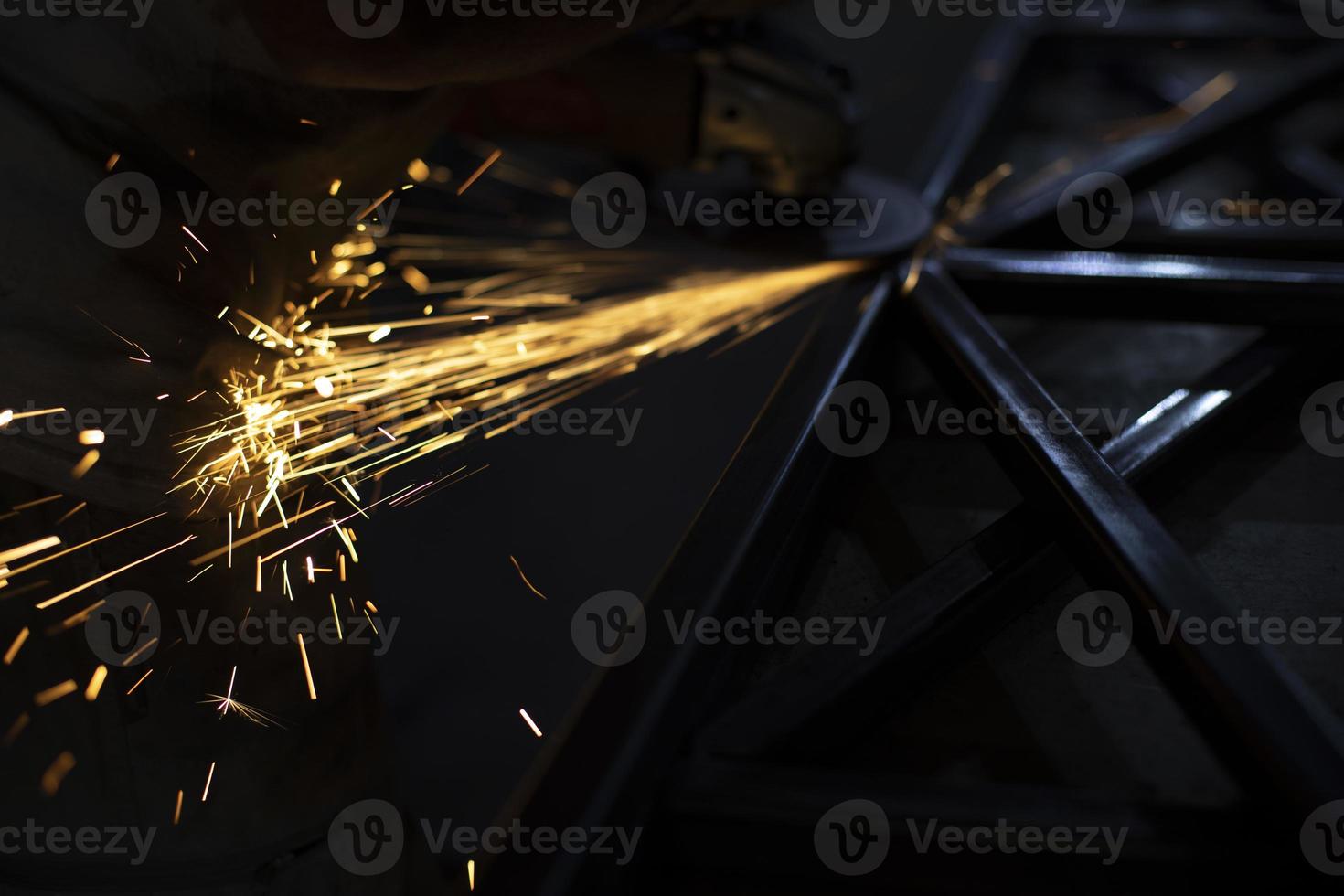 faíscas de aço. serragem de metais. luzes no escuro. trabalhar na garagem. foto