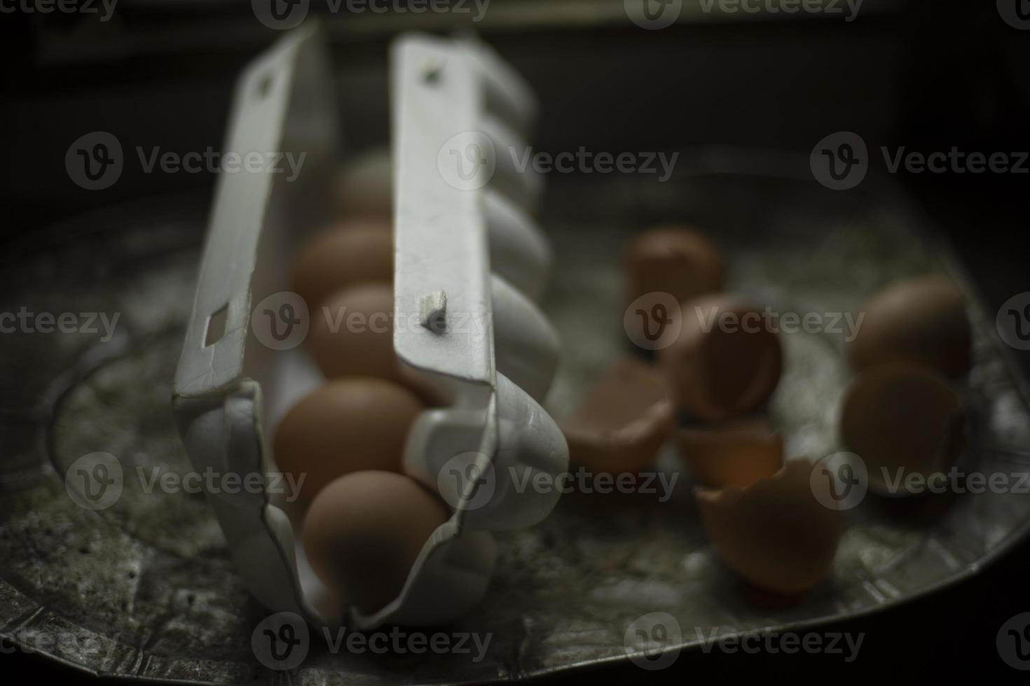 casca de ovo. ovos de galinha. cozinha pobre. detalhes da má alimentação. foto