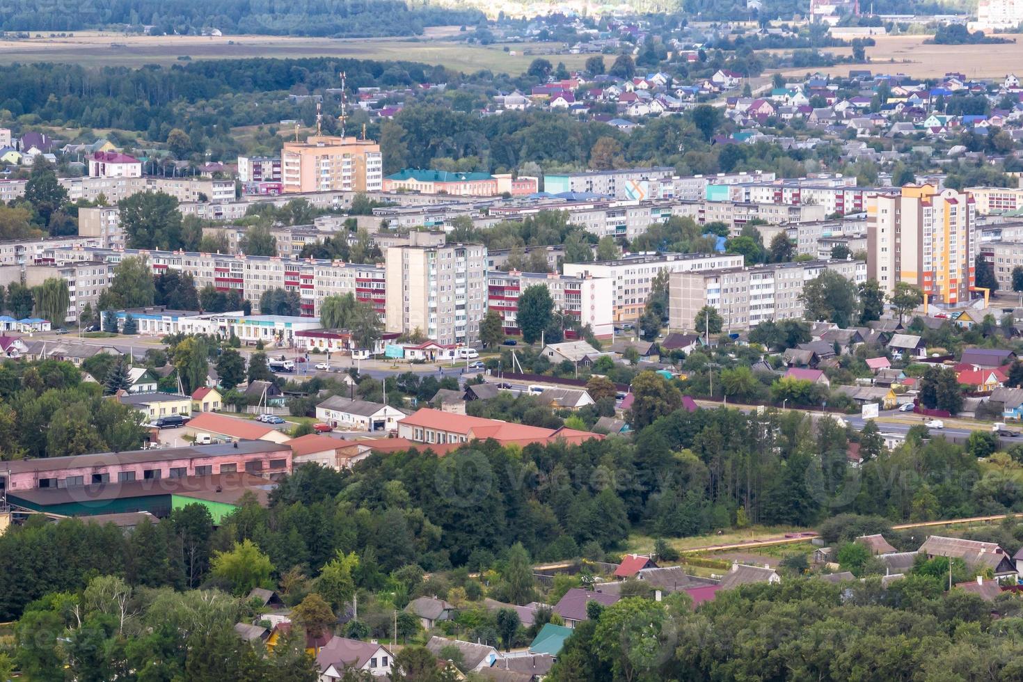 vista panorâmica aérea de uma grande altura de uma pequena cidade provincial com setor privado e prédios de apartamentos altos foto