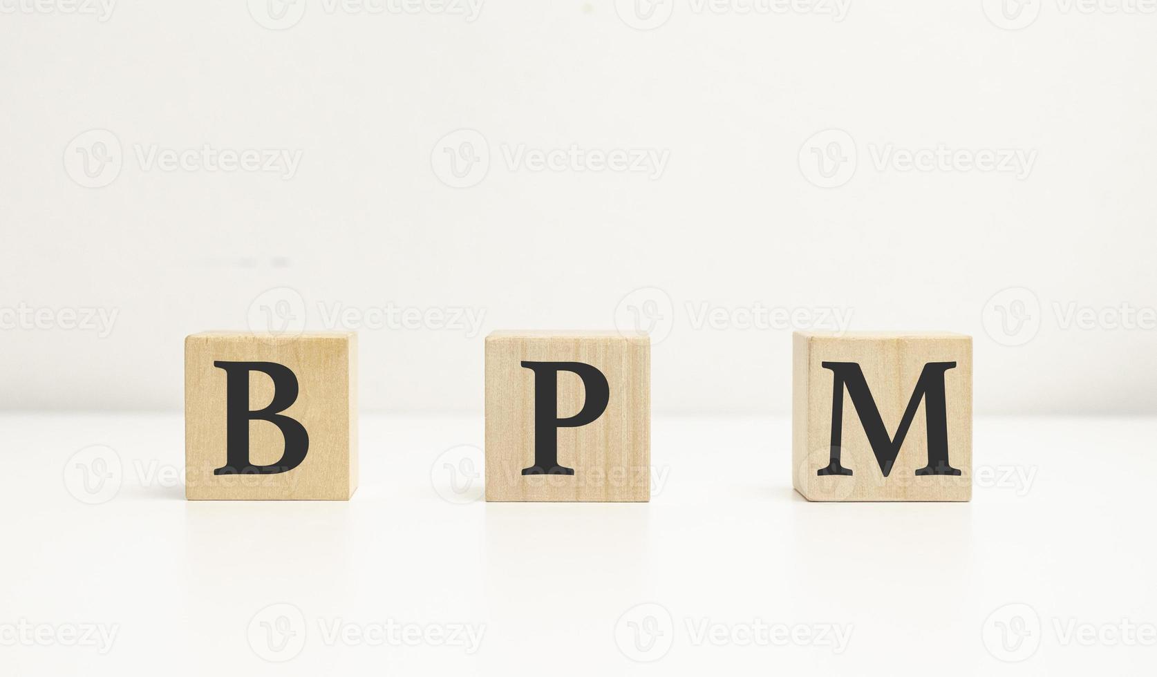 conceito de gerenciamento de processos de negócios bpm, bloco de palavras de madeira no fundo branco foto