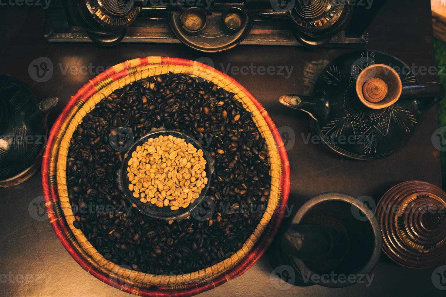 dubai, emirados árabes unidos, 2022 - vista superior grãos de café árabe cru e torrado com moedor e ferramentas de preparação de café. excursão ao museu do café em dubai foto