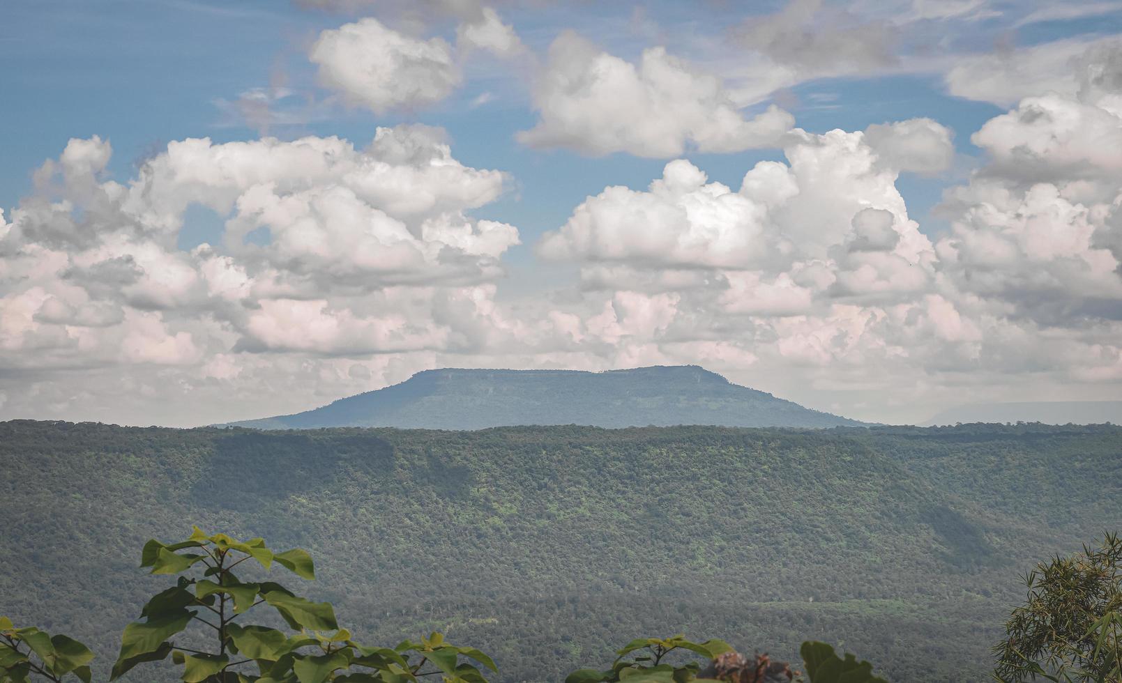 panorama de altas montanhas na tailândia maravilhosa paisagem de estação chuvosa nas montanhas tem todo o céu nuvens e névoa. foto