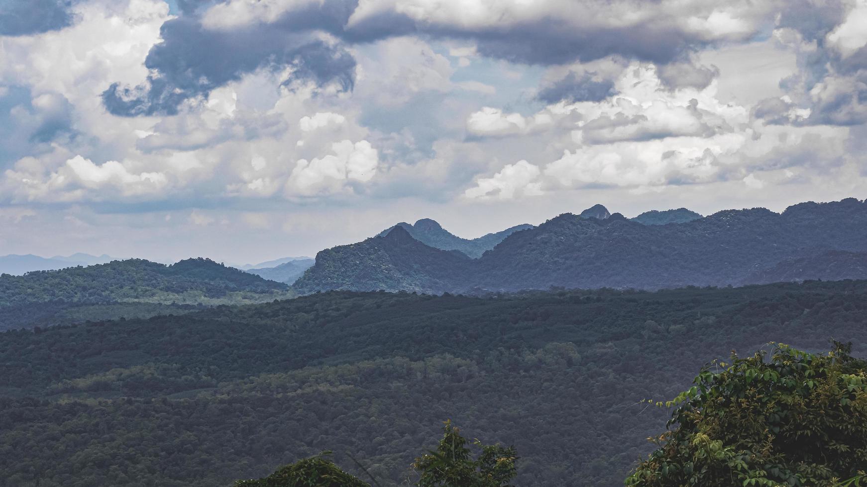 panorama de altas montanhas na tailândia maravilhosa paisagem de estação chuvosa nas montanhas tem todo o céu nuvens e névoa. foto