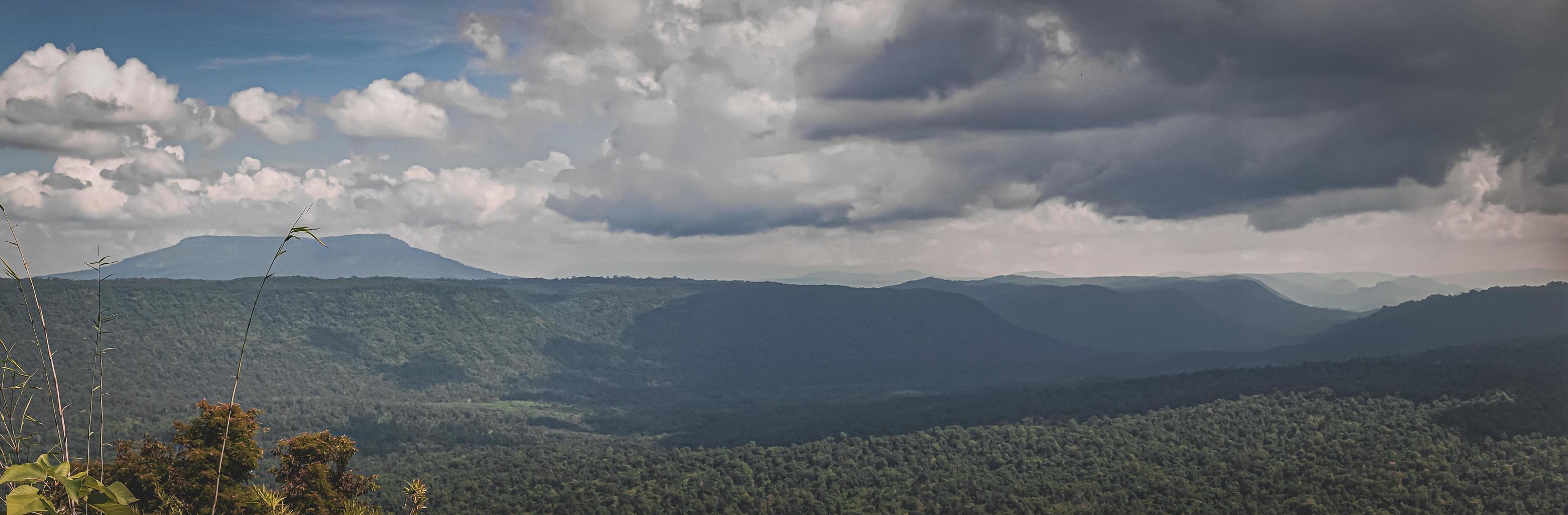 panorama de altas montanhas na tailândia maravilhosa paisagem de estação chuvosa nas montanhas tem todo o céu nuvens e névoa. foto