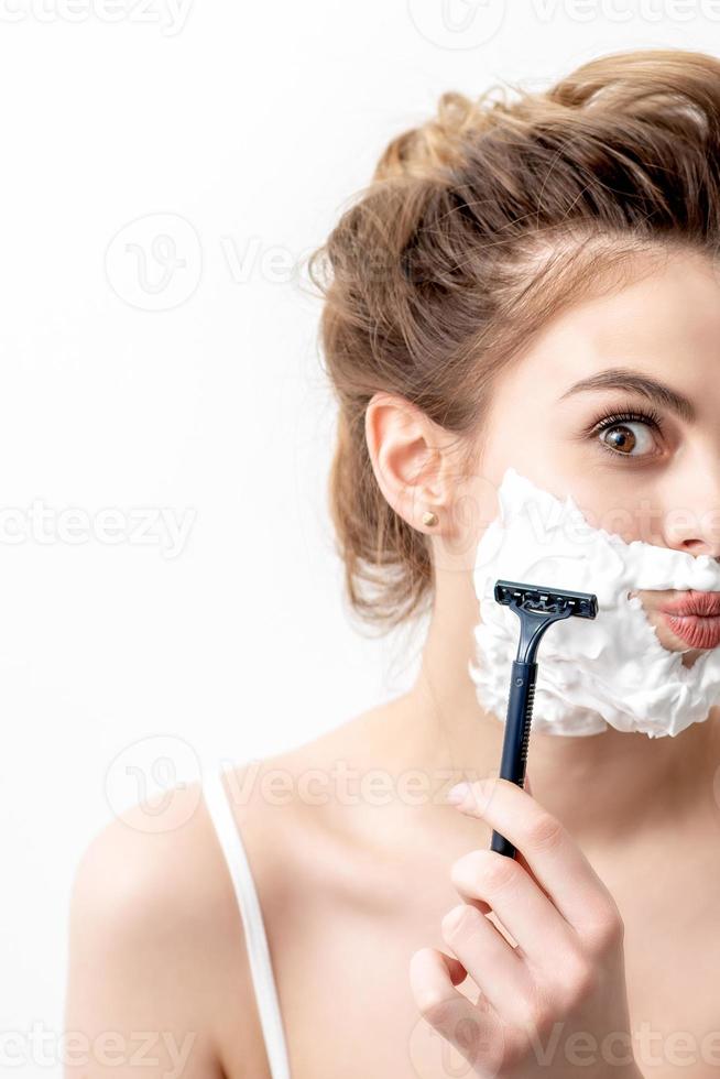 mulher depilando o rosto com navalha foto