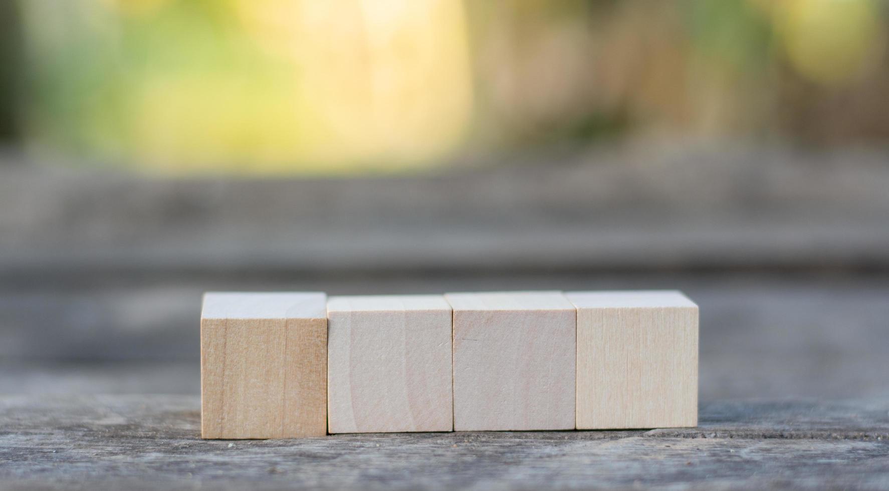 oito cubos de bloco de madeira em branco sobre um fundo branco para o seu texto. espaço livre para banner e modelo de conceito de negócios. foto