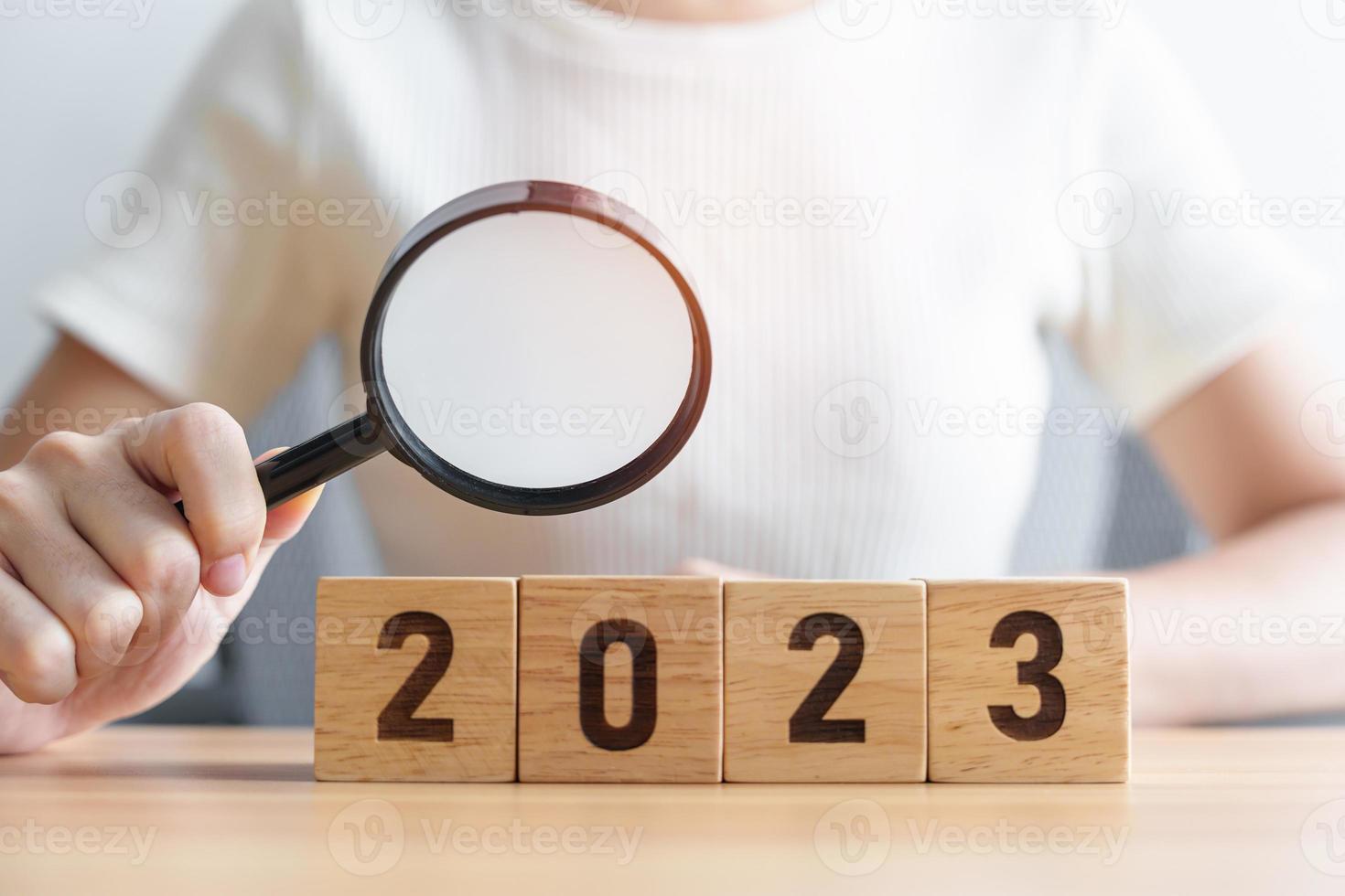 Bloco 2023 com lupa. seo, search engine optimization, contratação, publicidade, ideia, estratégia, marketing, palavra-chave, conteúdo e conceitos de início de ano novo foto