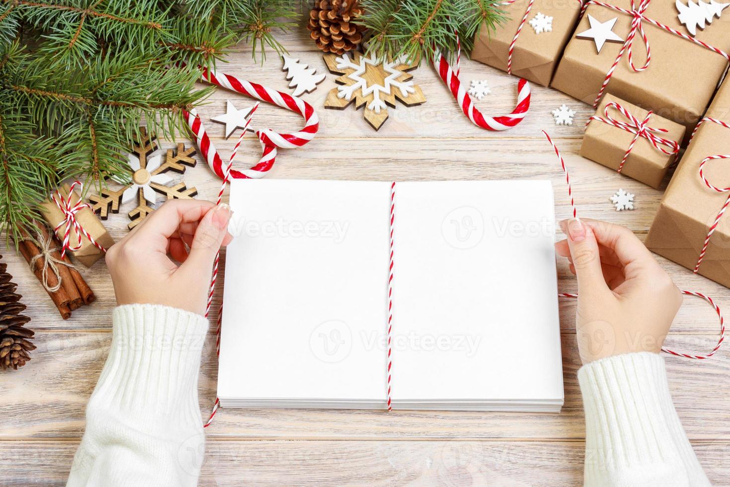 embrulho de cartas e caixa de presente, cartões para saudações de natal. envelopes com cartas, presentes, galhos de árvores de natal e decoração de natal, vista superior, copie o espaço foto