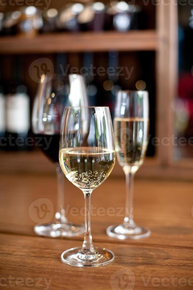 champanhe com vinhos tintos e brancos foto