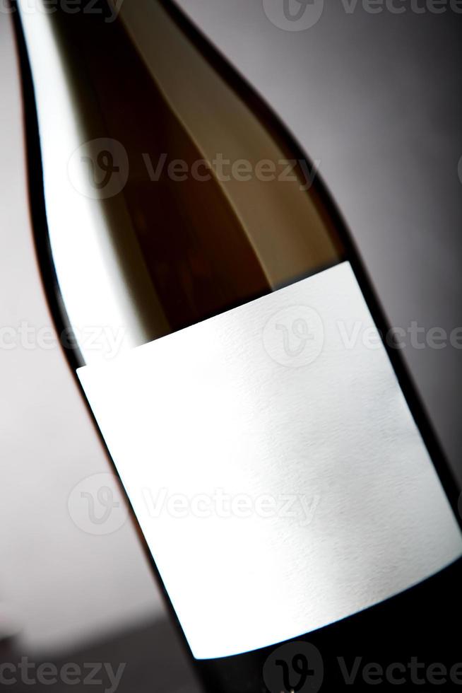 garrafa de vinho com rótulo texturizado em branco foto