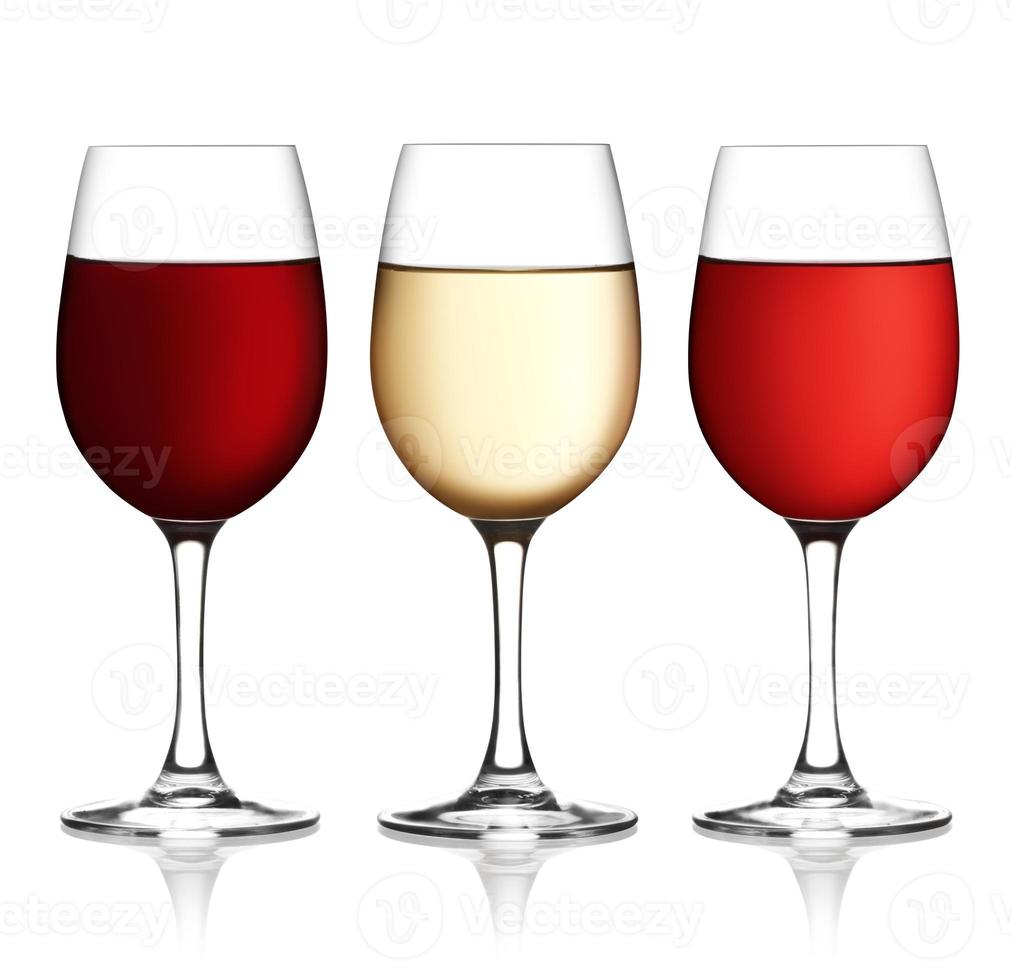 copo de vinho tinto, rosa e branco foto