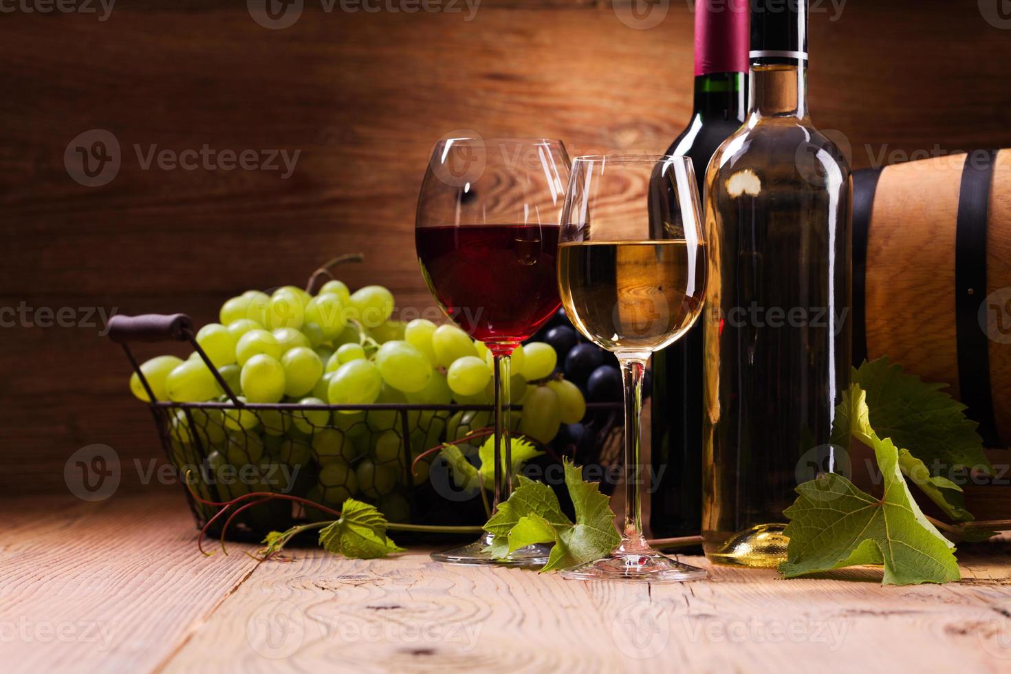 taças de vinho tinto e branco, servido com uvas foto