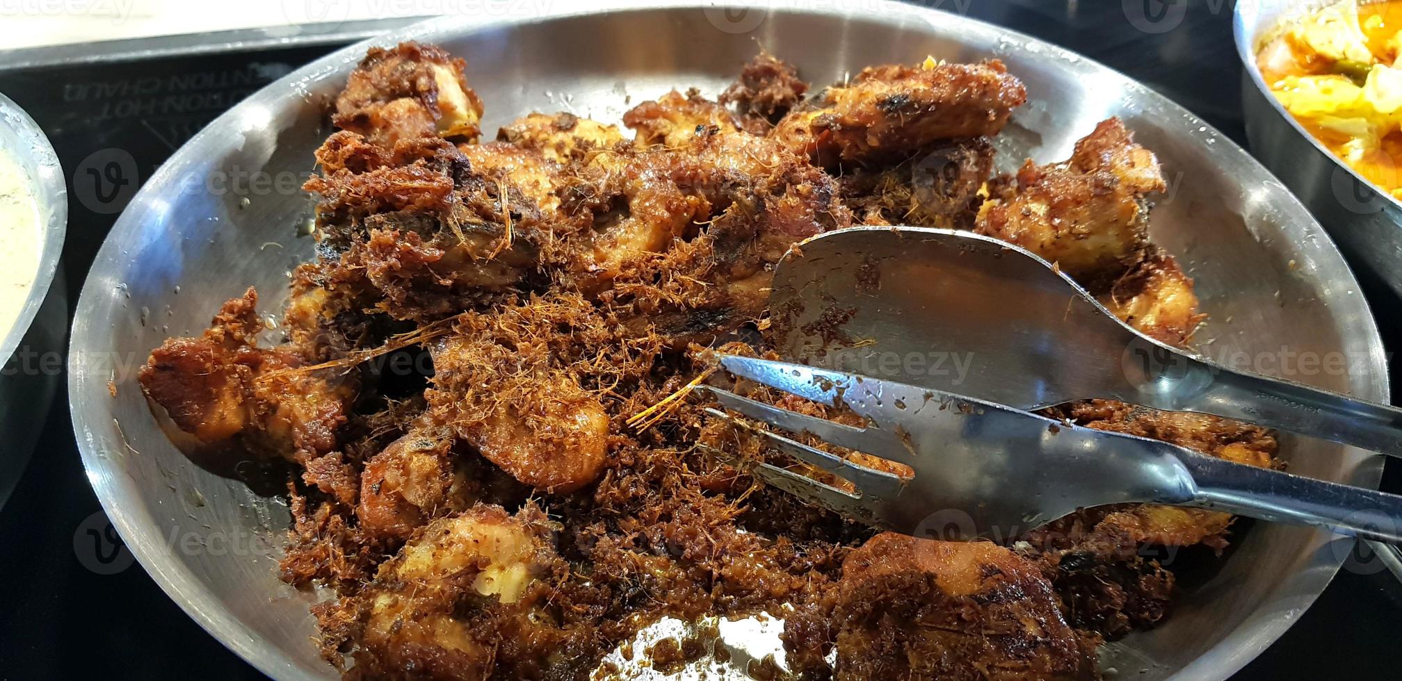 ayam goreng rempah ou frango frito tradicional javanês, cozido na frigideira foto