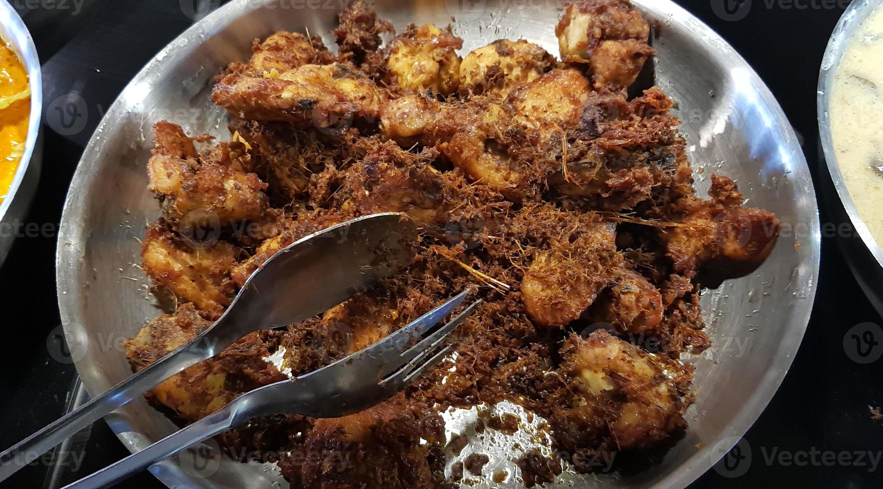 ayam goreng rempah ou frango frito tradicional javanês, cozido na frigideira foto