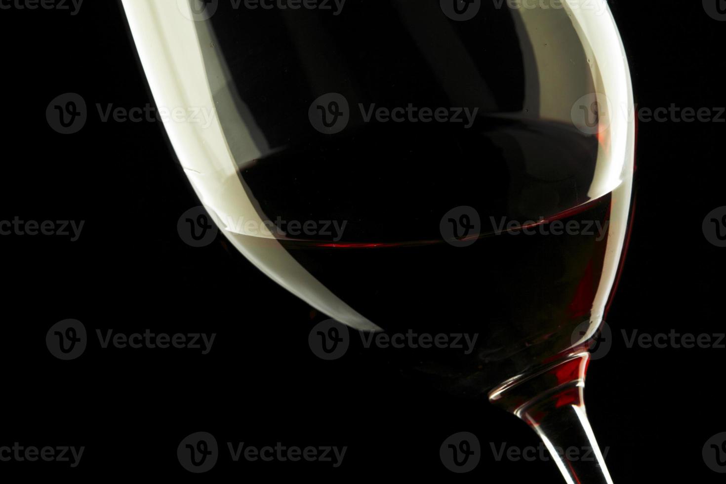 silhueta de copo de vinho tinto fundo preto foto