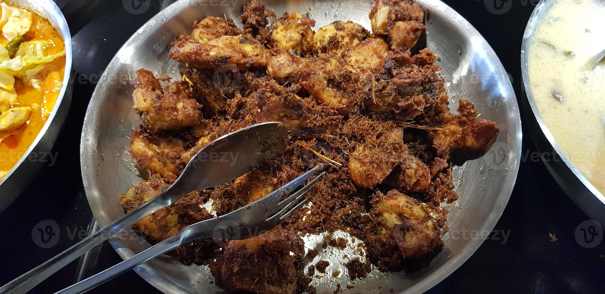 ayam goreng rempah ou frango frito tradicional javanês, cozido na frigideira foto