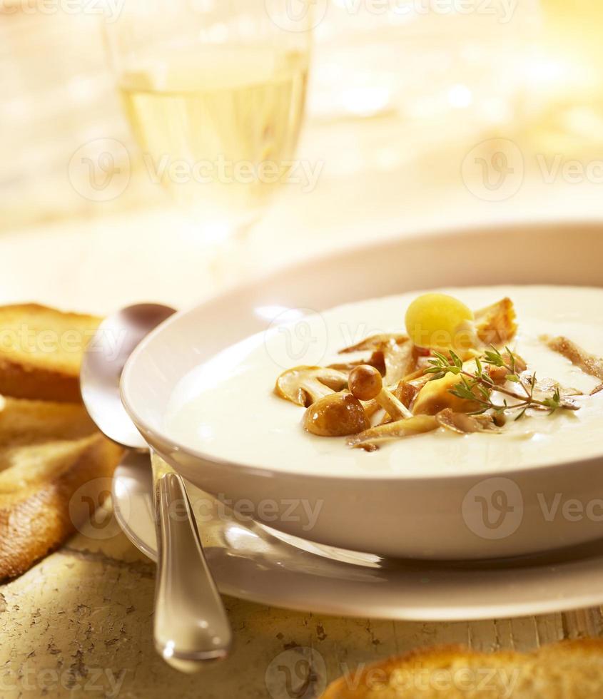 deliciosa sopa de cogumelos com pão e vinho foto