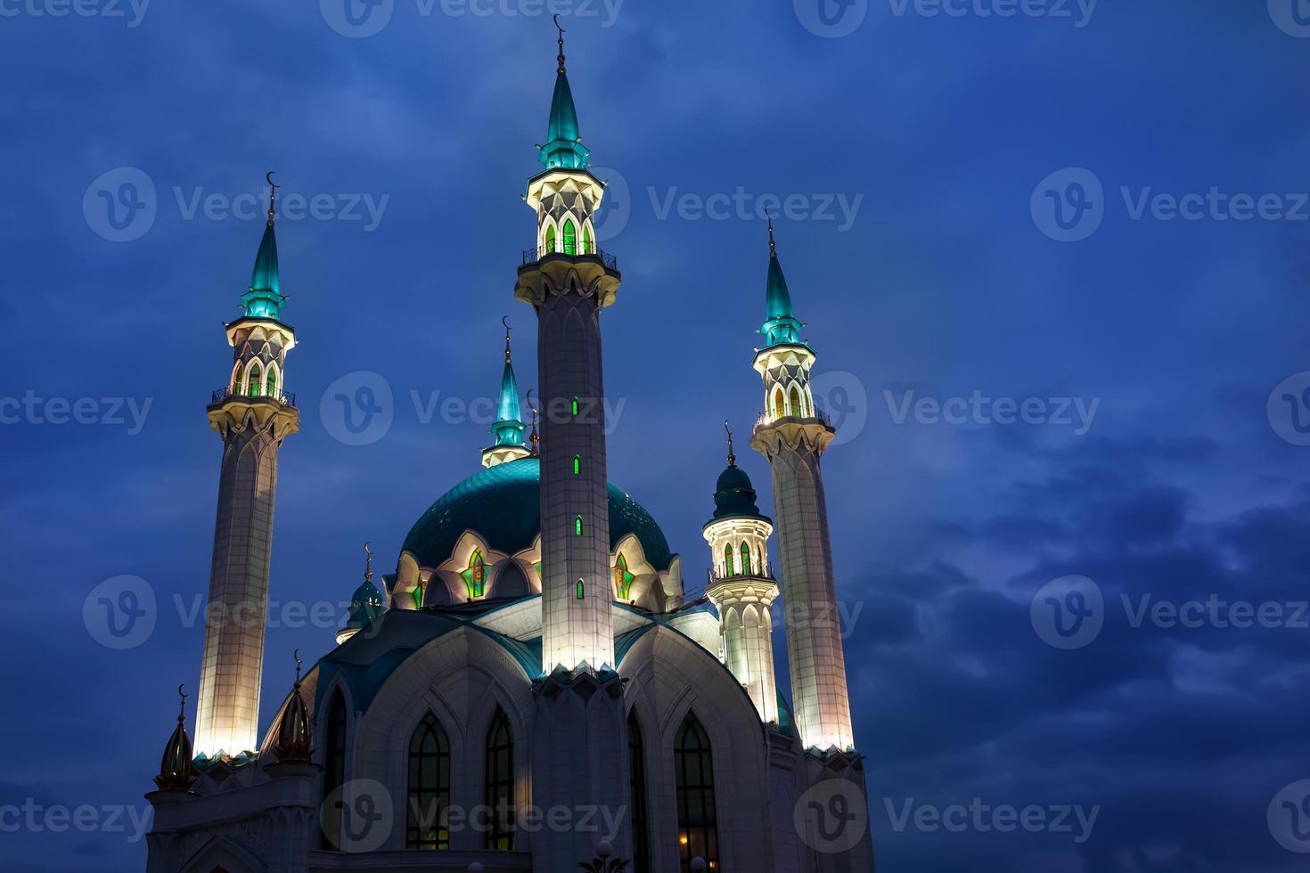 vista da mesquita kul sharif em kazan ao nascer do sol foto