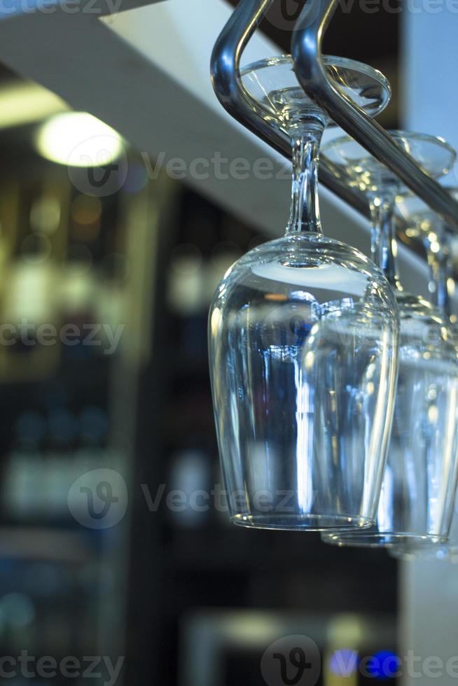 taças de vinho viradas para cima em close-up do bar do restaurante foto
