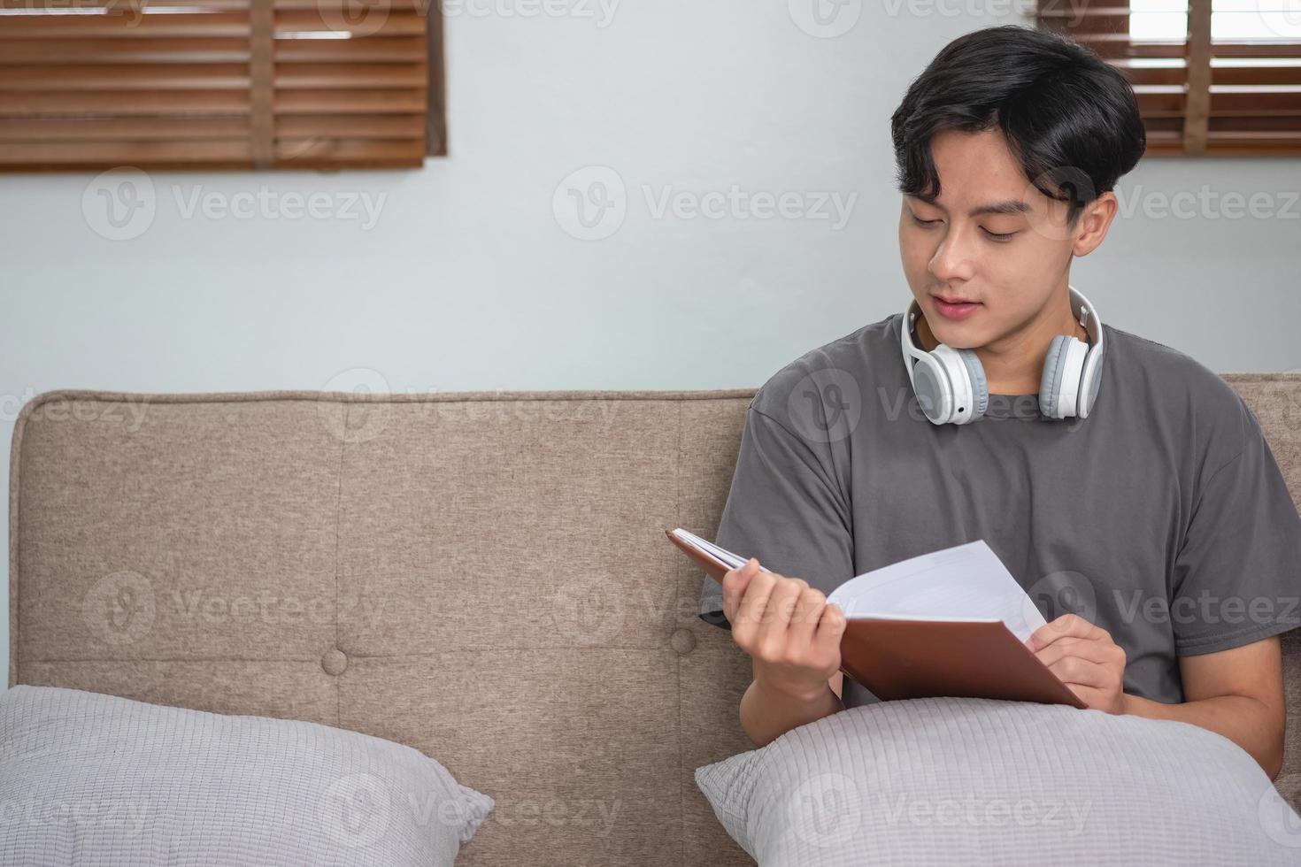 relaxe, desestresse, tire férias, divirta-se. um homem toma notas de seu próprio passado alegremente em casa. foto