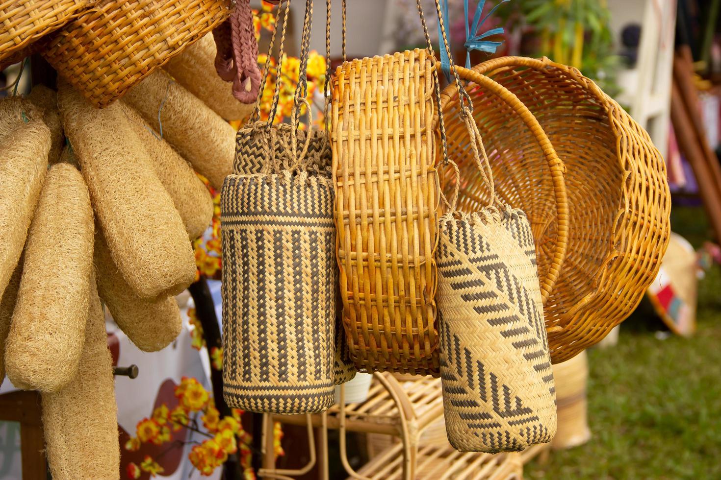 artesanato de rattan exibido pela tribo dayak, o trabalho da tribo dayak foto