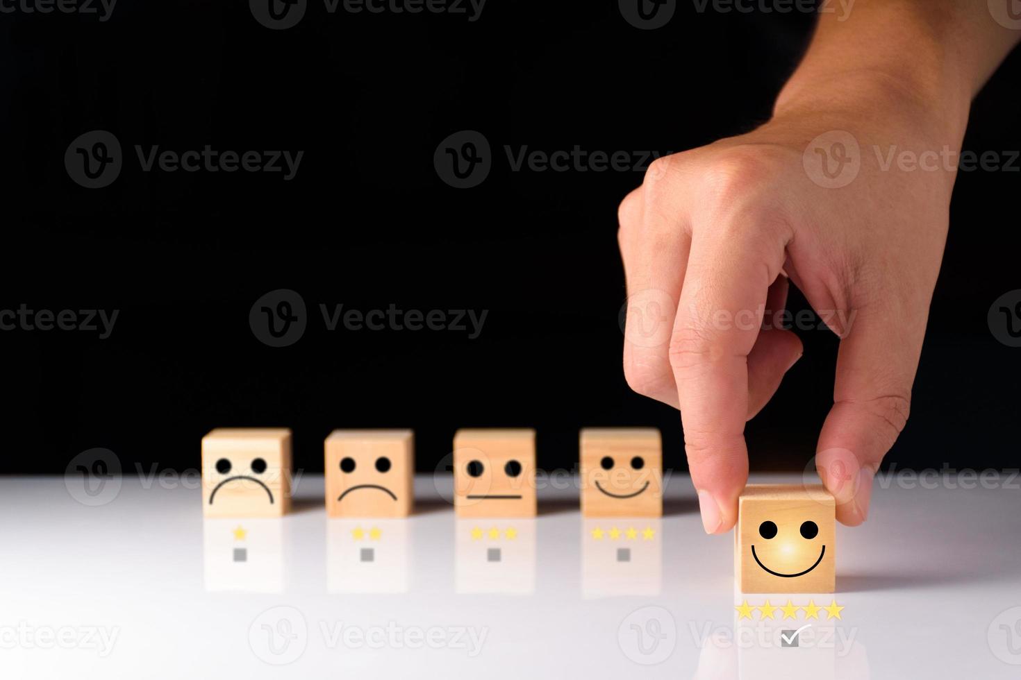 atendimento ao cliente e conceito de feedback de satisfação, empresários mostram feedback com sorriso rosto cubo de madeira feliz ícone de rosto sorridente satisfação no serviço. classificação de cubos de madeira. ideias de cubos de madeira. foto