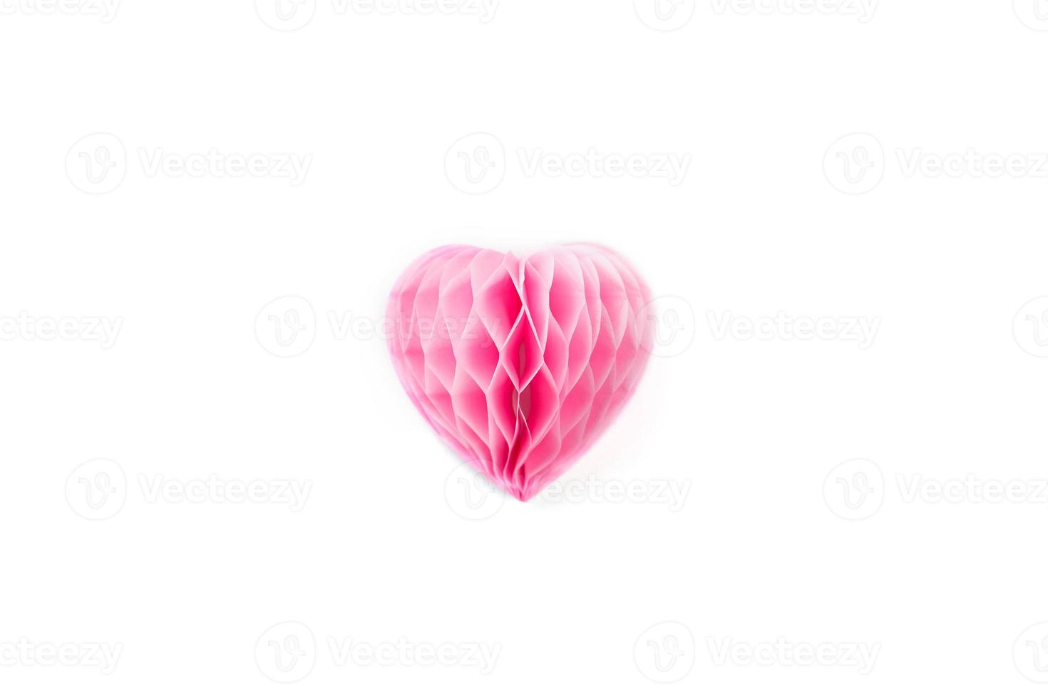 um coração de papel rosa exuberante em um fundo branco. foto