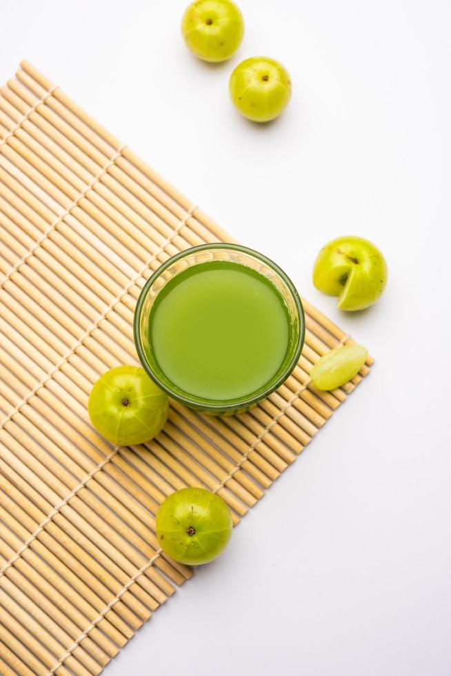 suco de groselha fresca ou amla ou phyllanthus emblica ou suco de avla foto