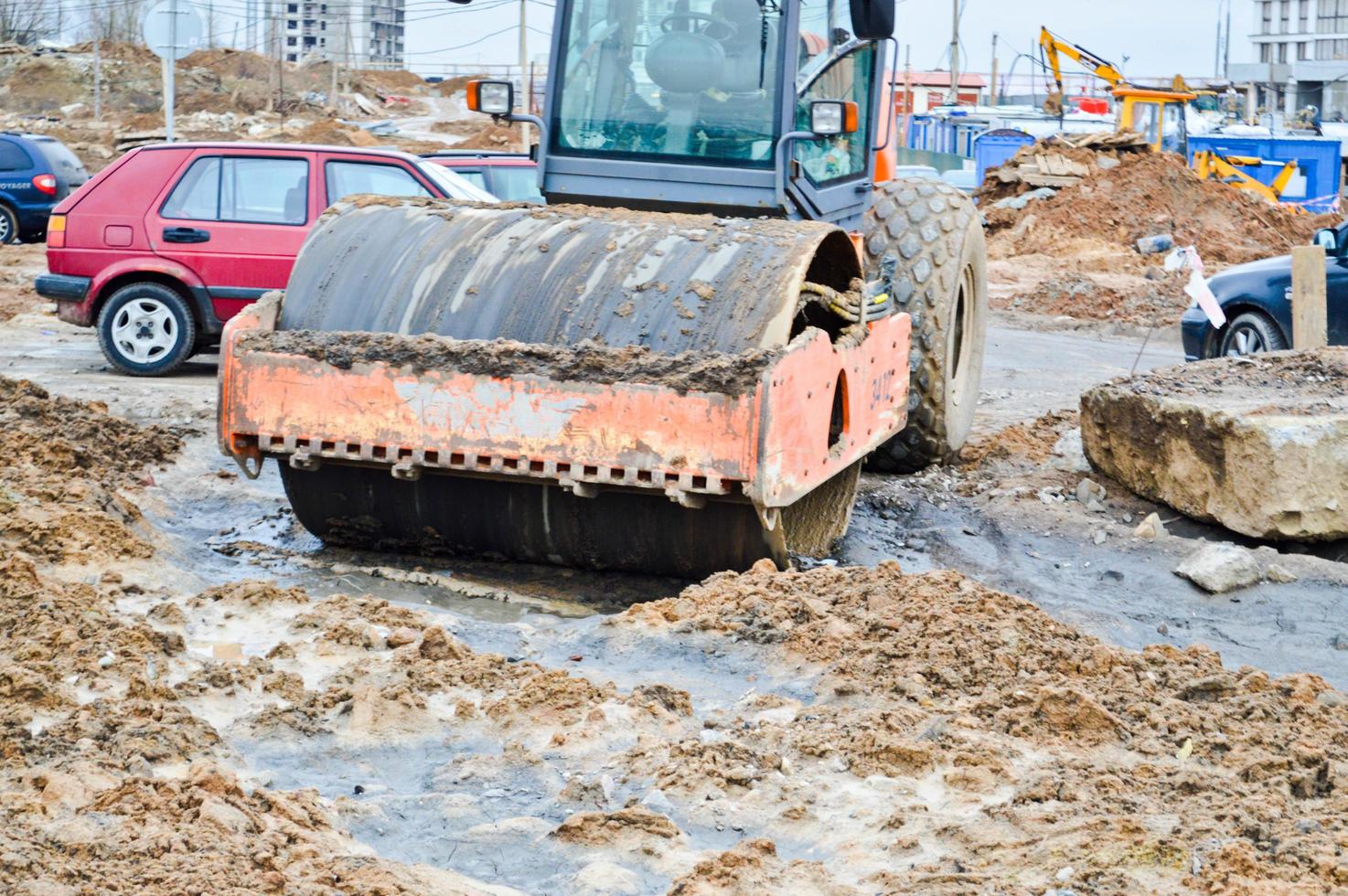 uma grande pista de patinação de carga industrial de construção poderosa para a construção de estradas de asfalto na lama foto