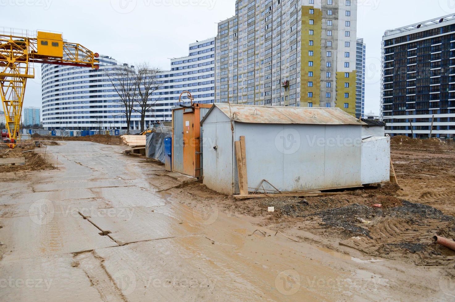 construção de suporte de carga de ferro de metal amarelo pesado estacionário guindaste de pórtico poderoso industrial do tipo ponte em suportes para elevação de carga em um canteiro de obras moderno de edifícios e casas foto