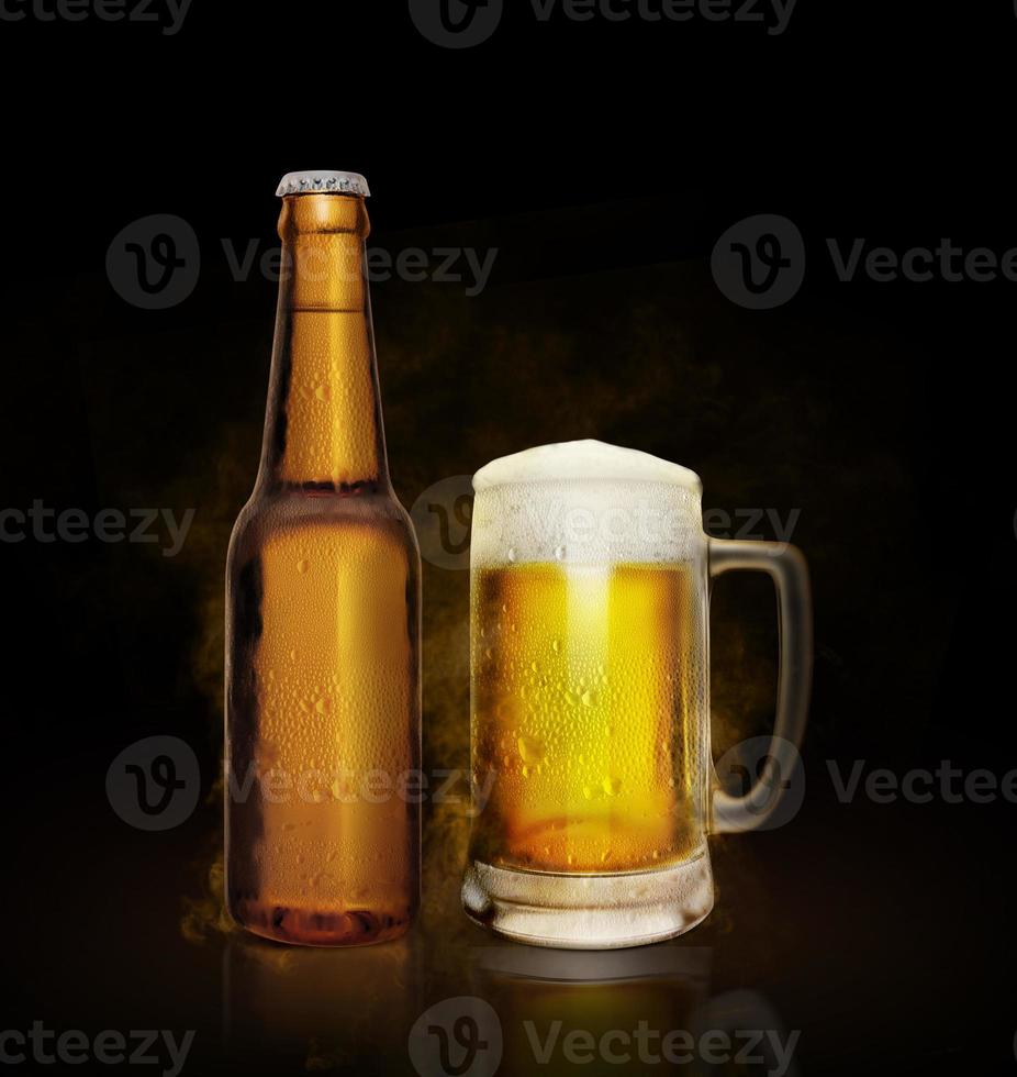garrafa de vidro e cerveja com geada e vapor em fundo preto. renderização 3D foto