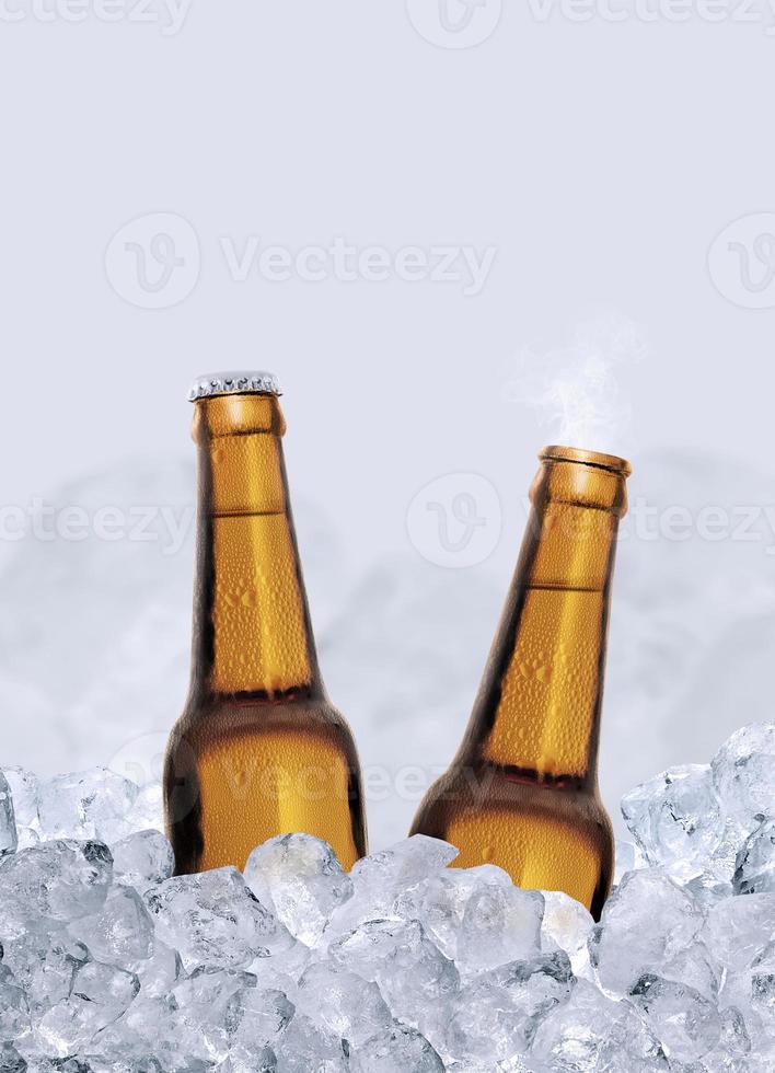 garrafa de cerveja com gotas de água de bebida gelada no fundo de gelo foto