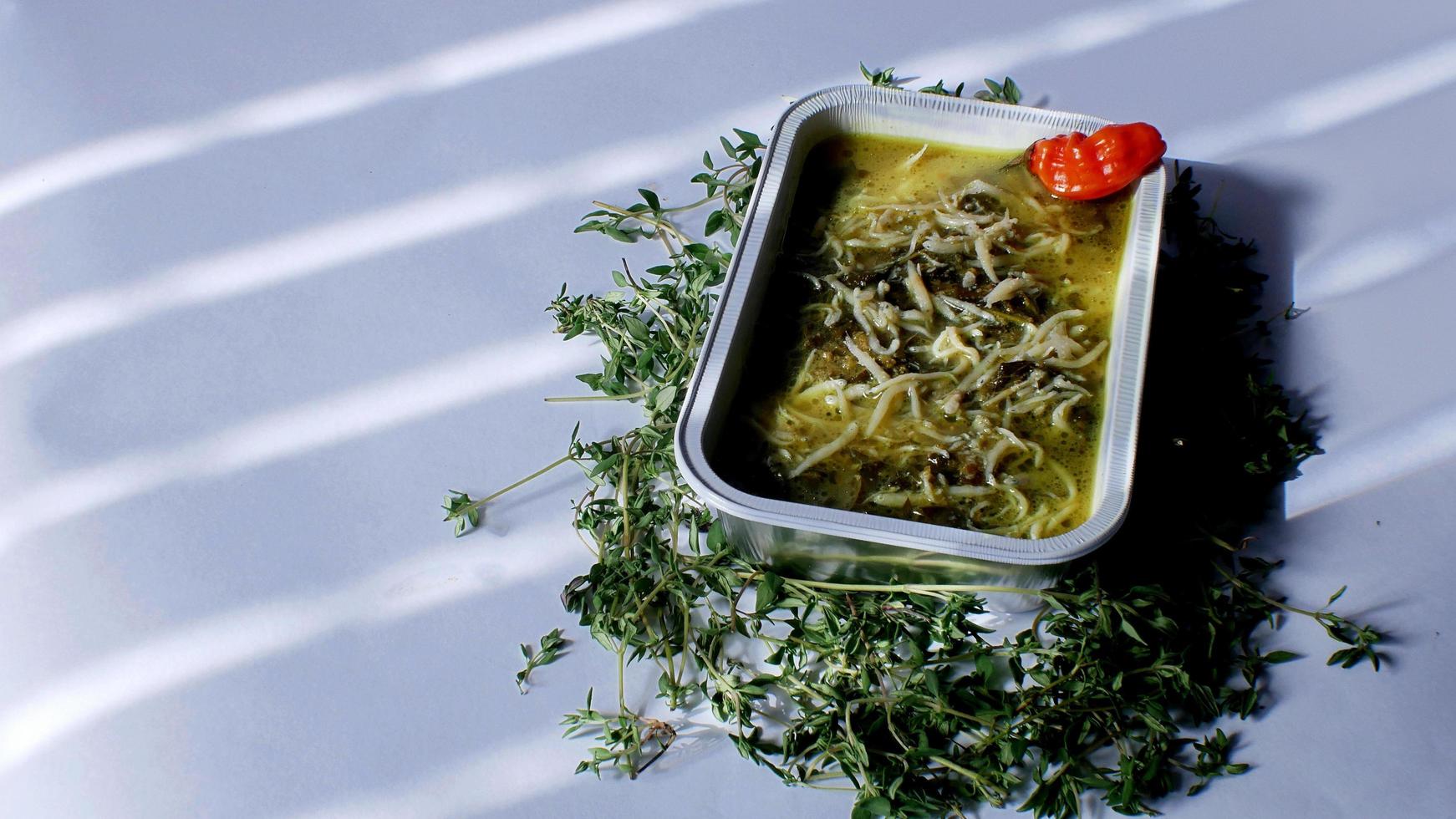 comida indonésia com papel alumínio foto