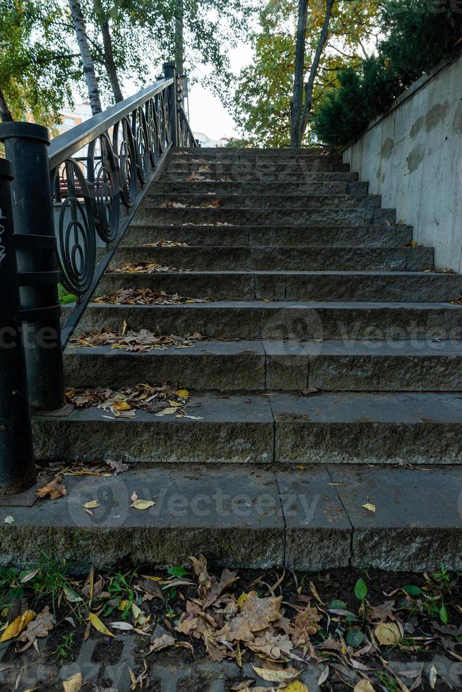 antiga escada de jardim de pedra foto