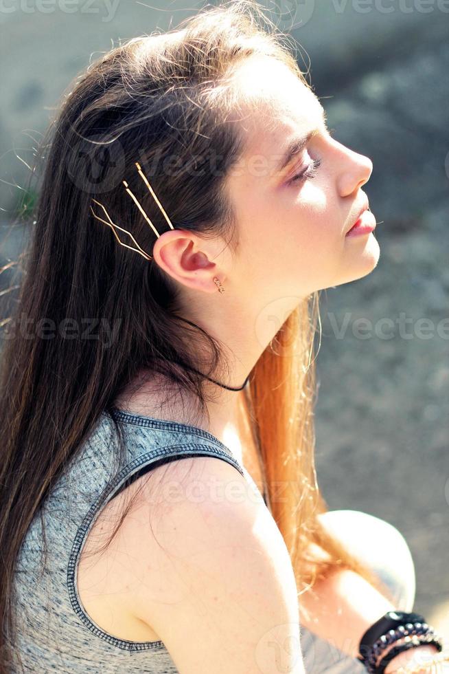 menina de cócoras iluminada pela luz do sol foto