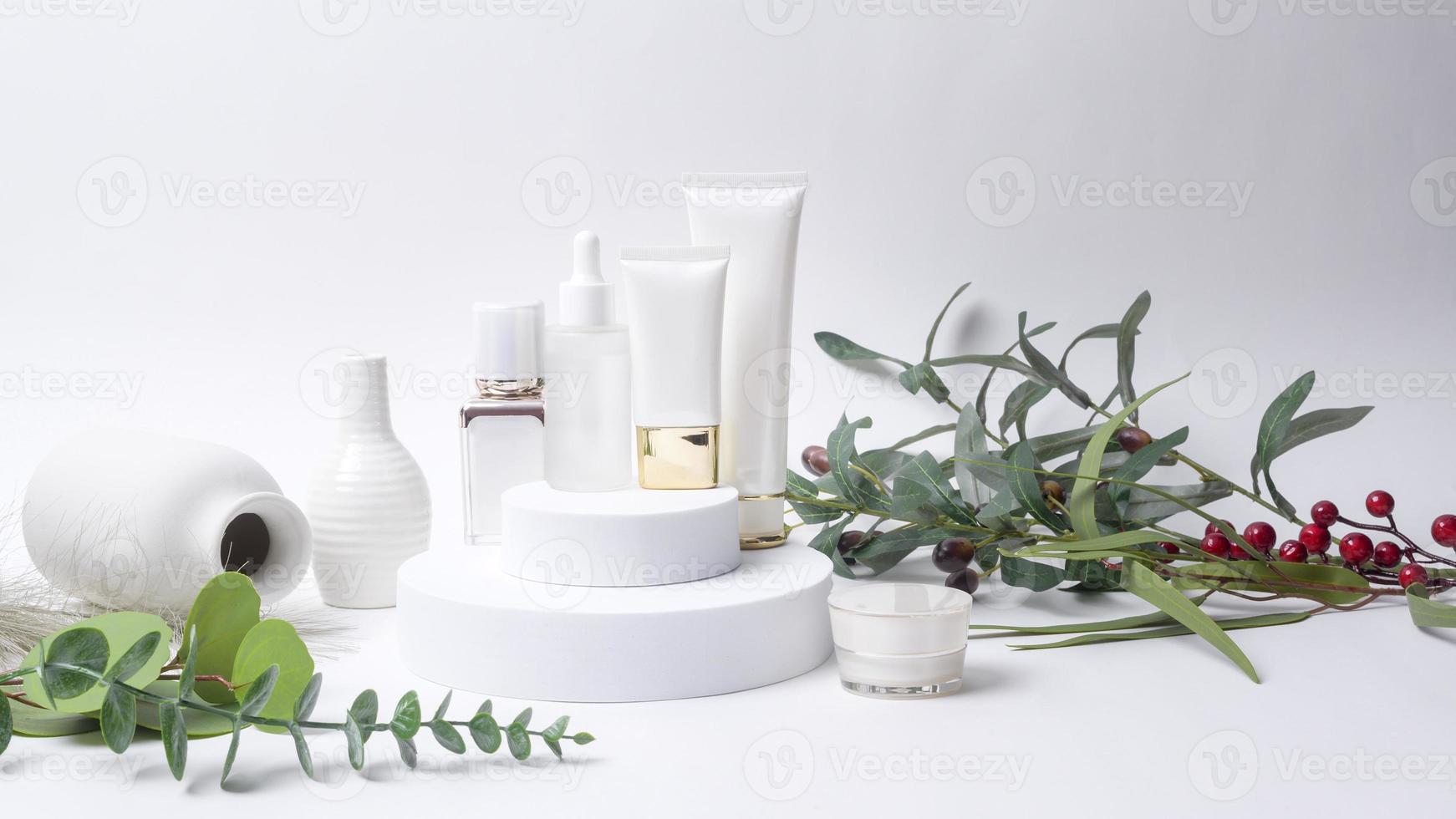 frasco de creme hidratante sobre estúdio de fundo de folha, conceito de beleza de embalagem e cuidados com a pele foto