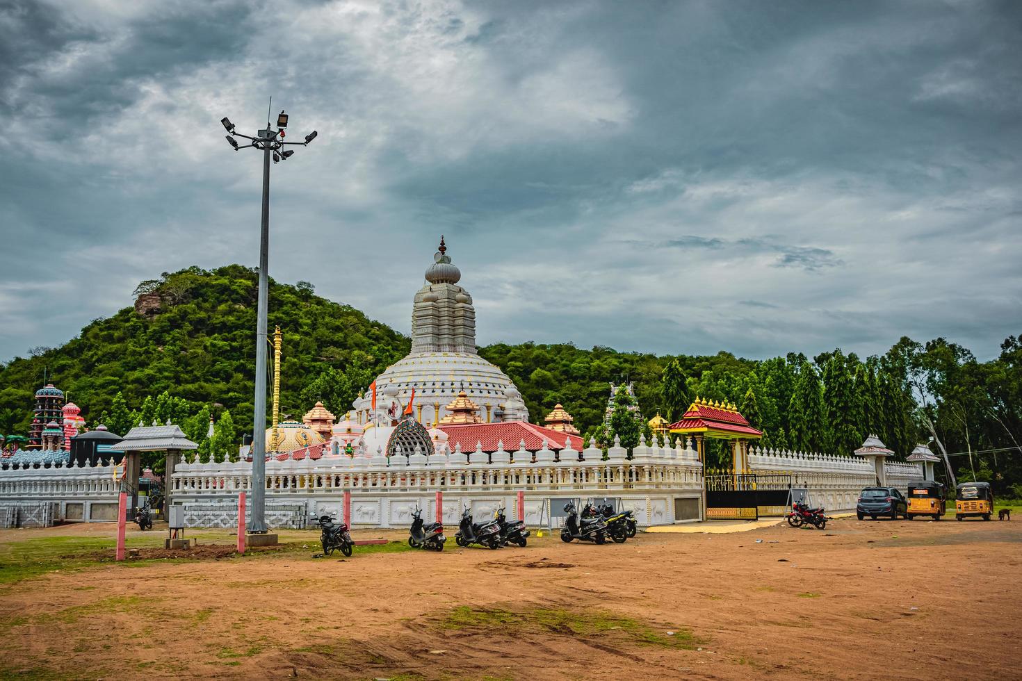 Sri maha bhairavar rudra aalayam é um famoso templo indiano em tiruvadisoolam, chengalpattu, tamilnadu, sul da Índia. o famoso templo do deus hindu, melhor lugar de turismo da índia foto