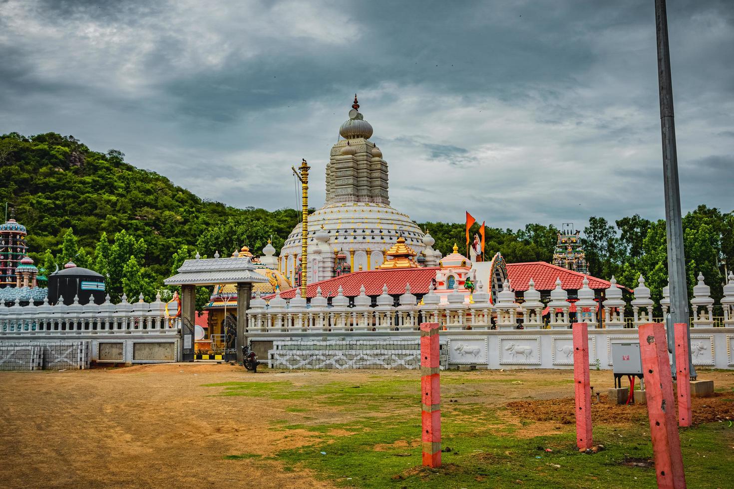 Sri maha bhairavar rudra aalayam é um famoso templo indiano em tiruvadisoolam, chengalpattu, tamilnadu, sul da Índia. o famoso templo do deus hindu, melhor lugar de turismo da índia foto