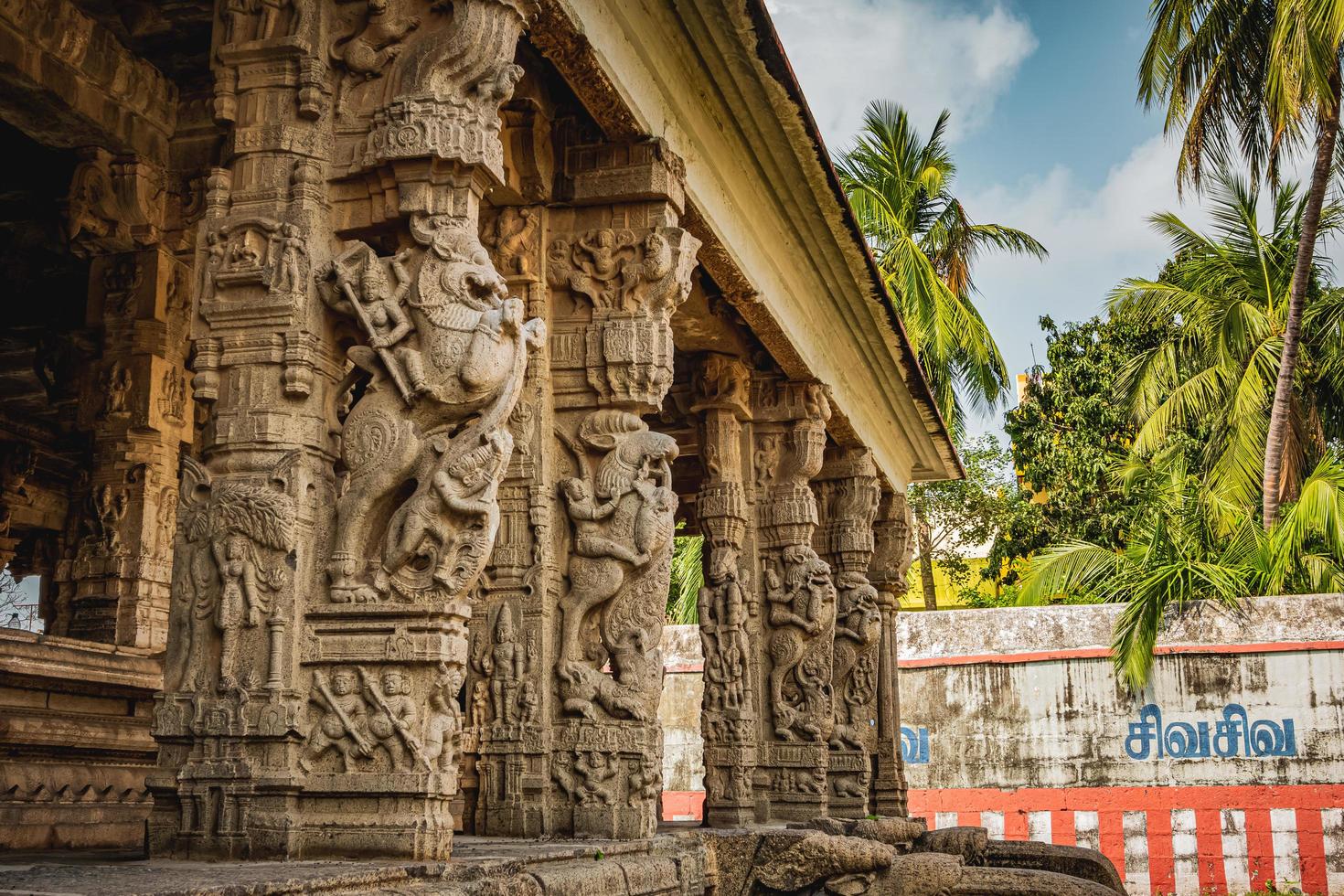 thirukalukundram é conhecido pelo complexo do templo vedagiriswarar, popularmente conhecido como kazhugu koil - templo da águia. este templo consiste em duas estruturas, uma no sopé e outra no topo da colina foto