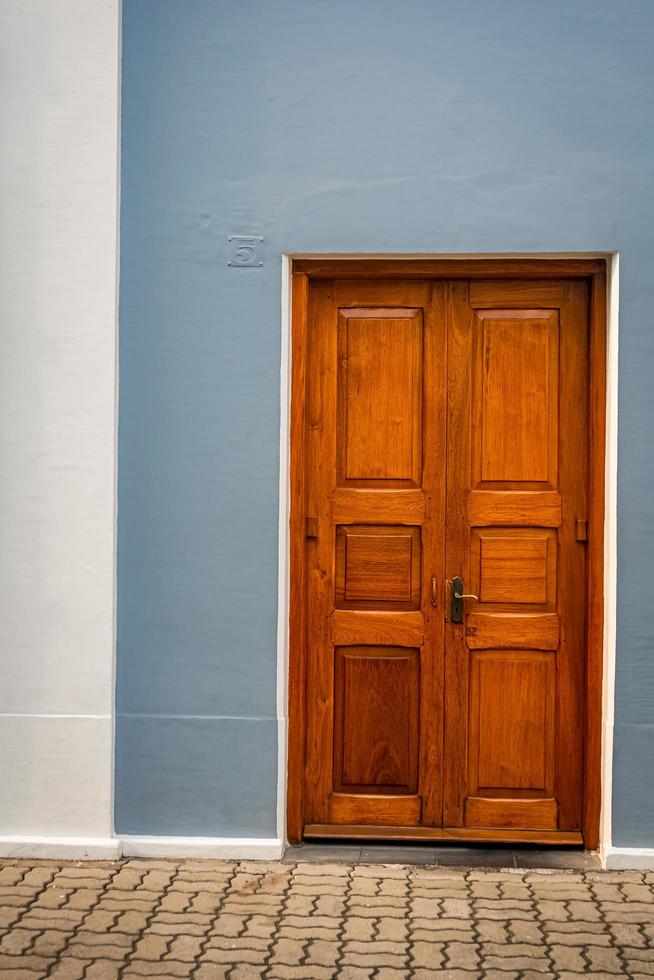 uma rua genérica de edifícios de estilo francês em um território da união na colônia francesa, pondicherry também como puducherry, tamilnadu, sul da índia foto